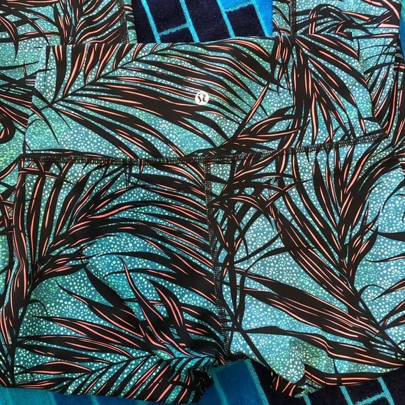 Lululemon High waited 7/8 length tights - Picture 4 of 5